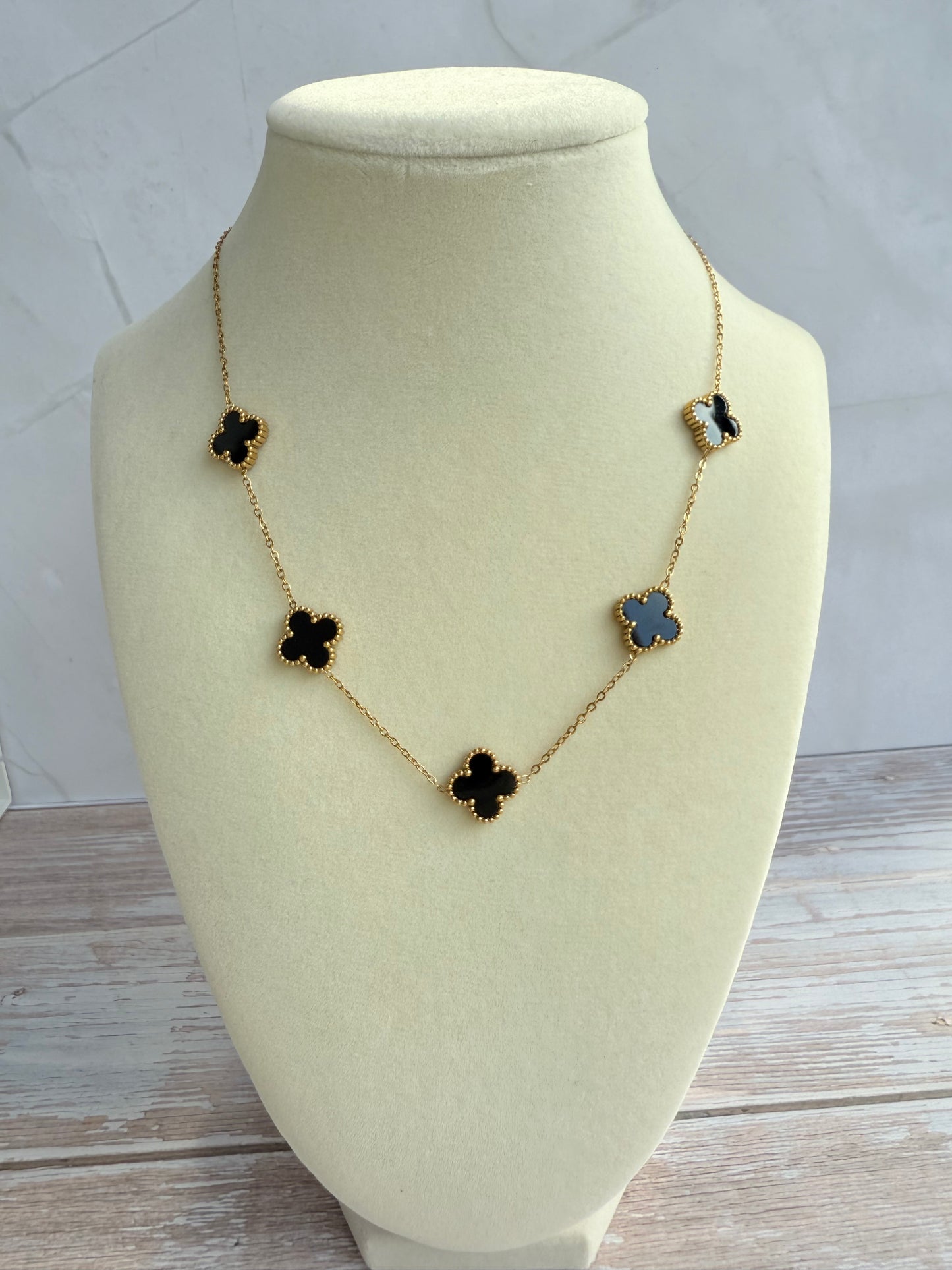 Trebol Black Necklace