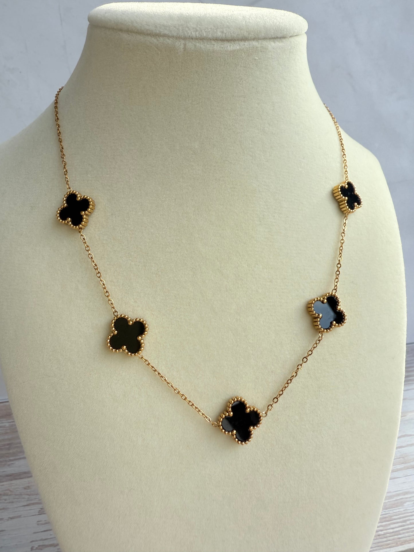 Trebol Black Necklace